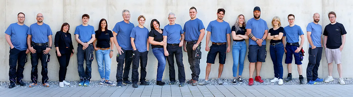 Team Praxenthaler Collage - alle Mitarbeiter stehen nebeneinander